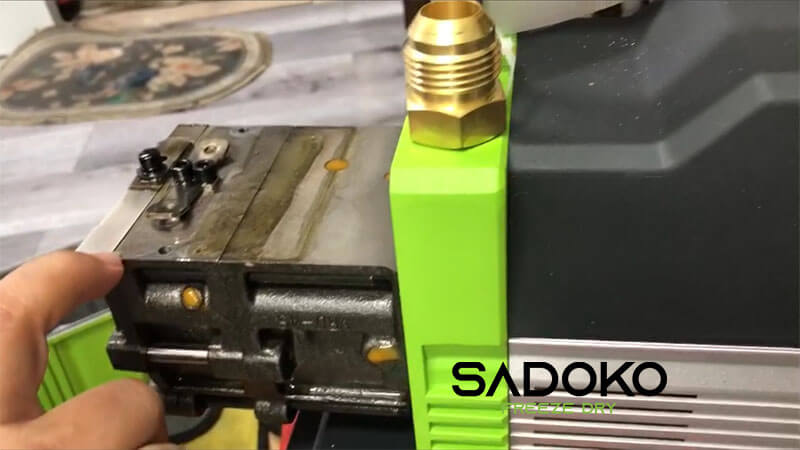 vệ sinh motor của máy sấy thăng hoa